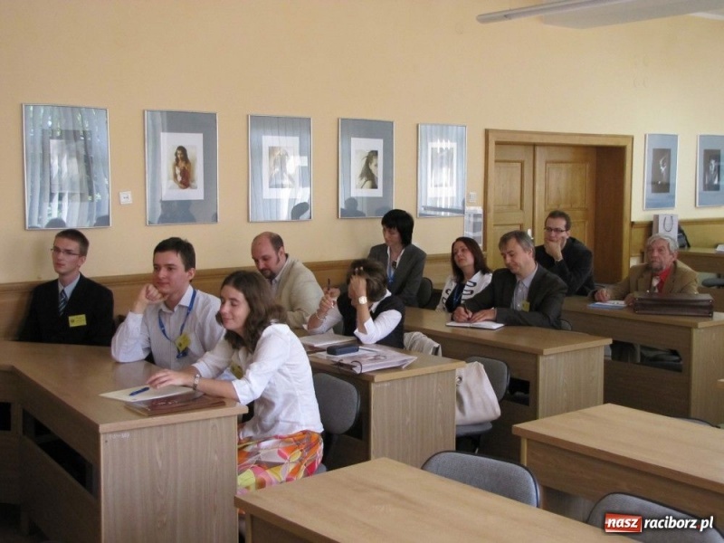 Zdjęcie w galerii na portalu naszraciborz.pl: W PWSZ dyskutują po angielsku wiadomości z regionu