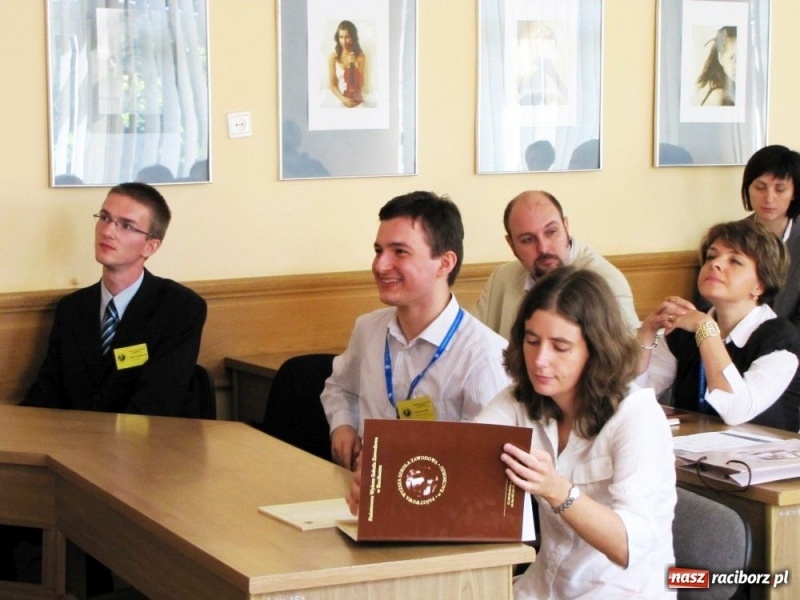 Zdjęcie w galerii na portalu naszraciborz.pl: W PWSZ dyskutują po angielsku wiadomości z regionu