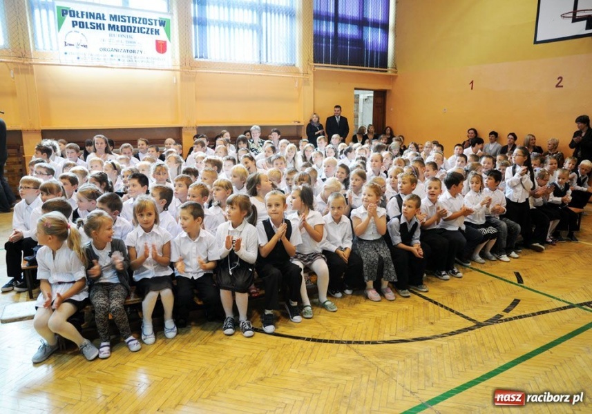 Zdjęcie w galerii na portalu naszraciborz.pl: Orlik wylądował dziś w Krzanowicach wiadomości z regionu