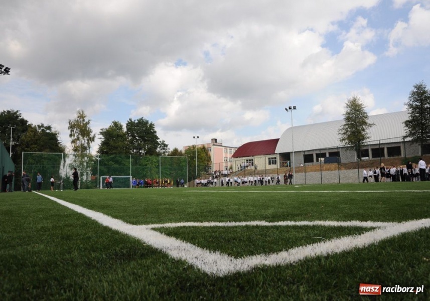 Zdjęcie w galerii na portalu naszraciborz.pl: Orlik wylądował dziś w Krzanowicach wiadomości z regionu