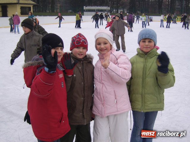 Zdjęcie w galerii na portalu naszraciborz.pl: Patrol feryjny - lodowisko wiadomości z regionu