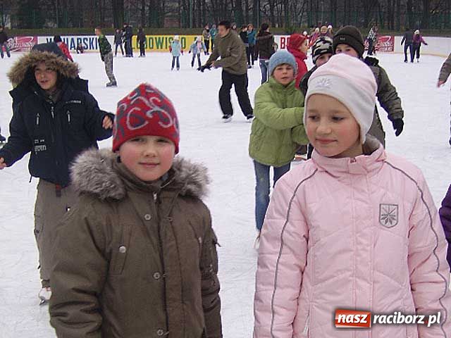 Zdjęcie w galerii na portalu naszraciborz.pl: Patrol feryjny - lodowisko wiadomości z regionu
