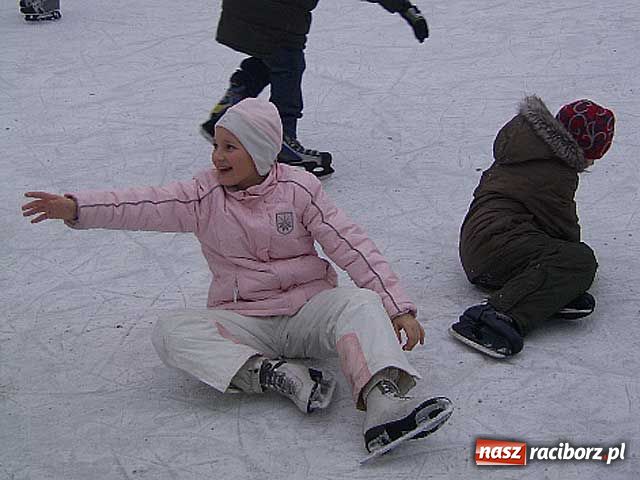 Zdjęcie w galerii na portalu naszraciborz.pl: Patrol feryjny - lodowisko wiadomości z regionu