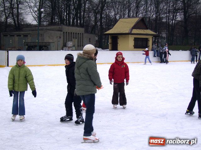 Zdjęcie w galerii na portalu naszraciborz.pl: Patrol feryjny - lodowisko wiadomości z regionu
