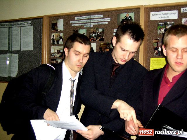 Zdjęcie w galerii na portalu naszraciborz.pl: Przydatne notatki koleżanek wiadomości z regionu