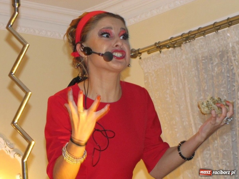 Zdjęcie w galerii na portalu naszraciborz.pl: Hania Hołek zaśpiewała i zagrała wiadomości z regionu