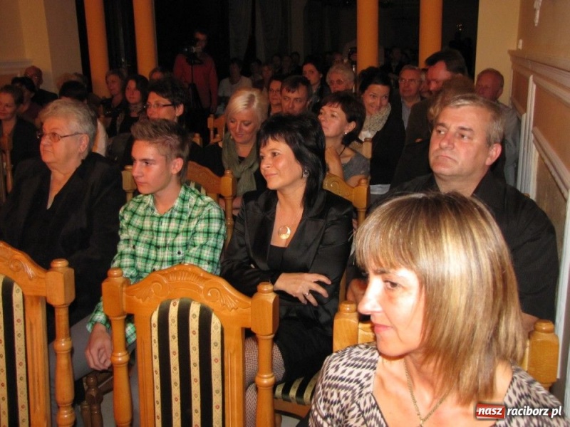 Zdjęcie w galerii na portalu naszraciborz.pl: Hania Hołek zaśpiewała i zagrała wiadomości z regionu