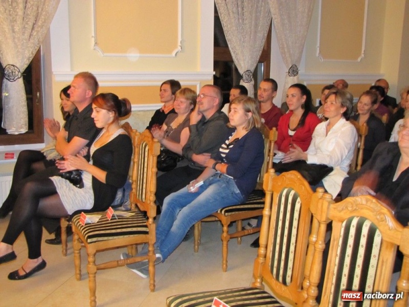 Zdjęcie w galerii na portalu naszraciborz.pl: Hania Hołek zaśpiewała i zagrała wiadomości z regionu