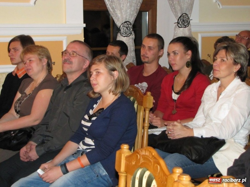 Zdjęcie w galerii na portalu naszraciborz.pl: Hania Hołek zaśpiewała i zagrała wiadomości z regionu