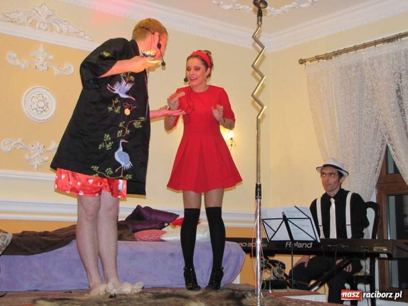 Zdjęcie w galerii na portalu naszraciborz.pl: Hania Hołek zaśpiewała i zagrała wiadomości z regionu