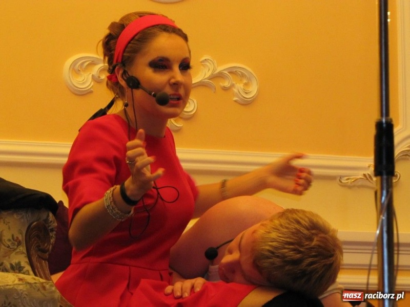 Zdjęcie w galerii na portalu naszraciborz.pl: Hania Hołek zaśpiewała i zagrała wiadomości z regionu