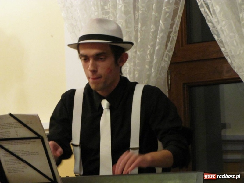 Zdjęcie w galerii na portalu naszraciborz.pl: Hania Hołek zaśpiewała i zagrała wiadomości z regionu