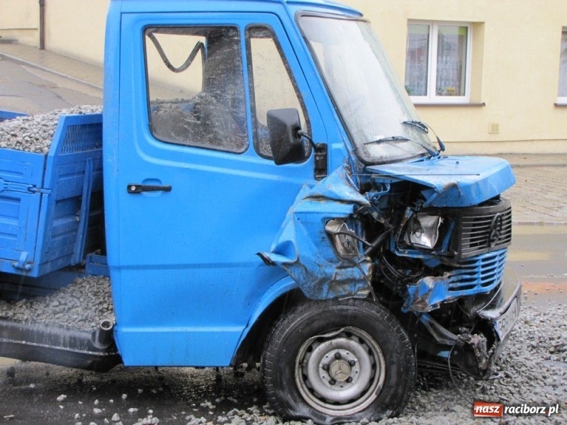 Zdjęcie w galerii na portalu naszraciborz.pl: Zderzenie na Kozielskiej. Drogę zamknięto wiadomości z regionu