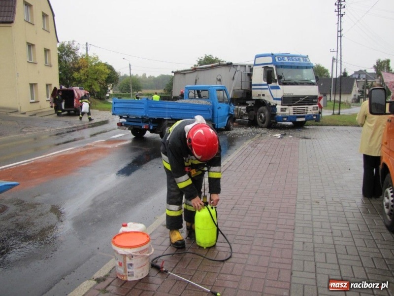 Zdjęcie w galerii na portalu naszraciborz.pl: Zderzenie na Kozielskiej. Drogę zamknięto wiadomości z regionu