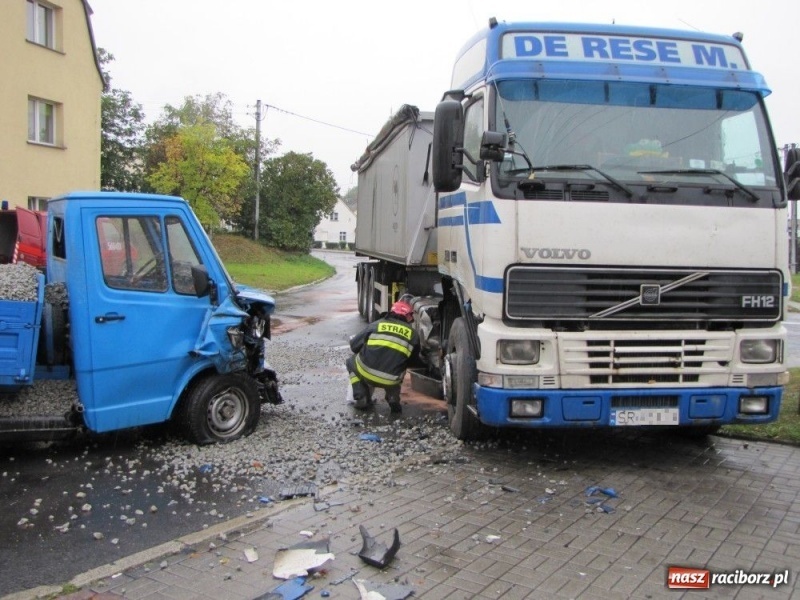 Zdjęcie w galerii na portalu naszraciborz.pl: Zderzenie na Kozielskiej. Drogę zamknięto wiadomości z regionu