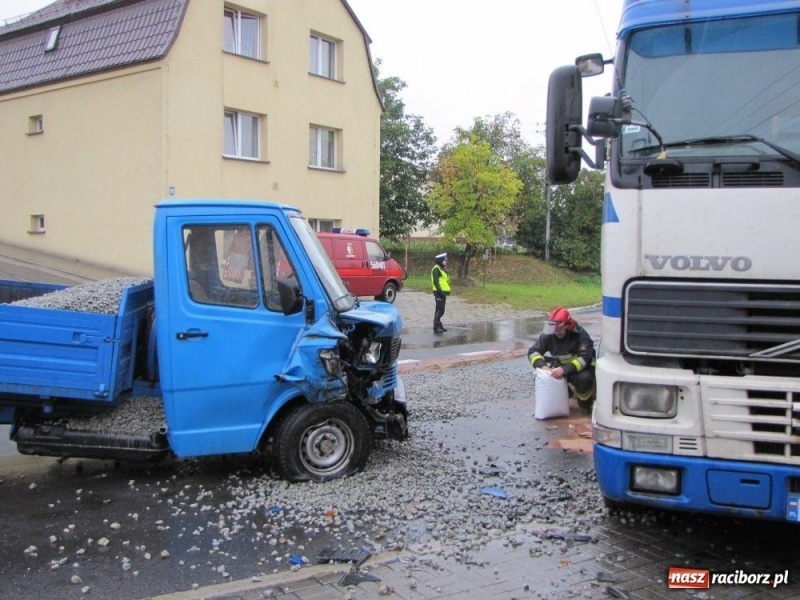 Zdjęcie w galerii na portalu naszraciborz.pl: Zderzenie na Kozielskiej. Drogę zamknięto wiadomości z regionu