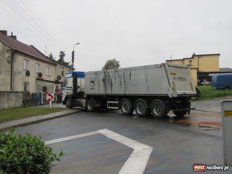 Zdjęcie w galerii na portalu naszraciborz.pl: Zderzenie na Kozielskiej. Drogę zamknięto wiadomości z regionu