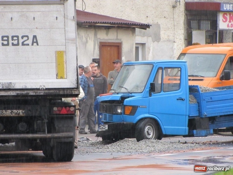 Zdjęcie w galerii na portalu naszraciborz.pl: Zderzenie na Kozielskiej. Drogę zamknięto wiadomości z regionu