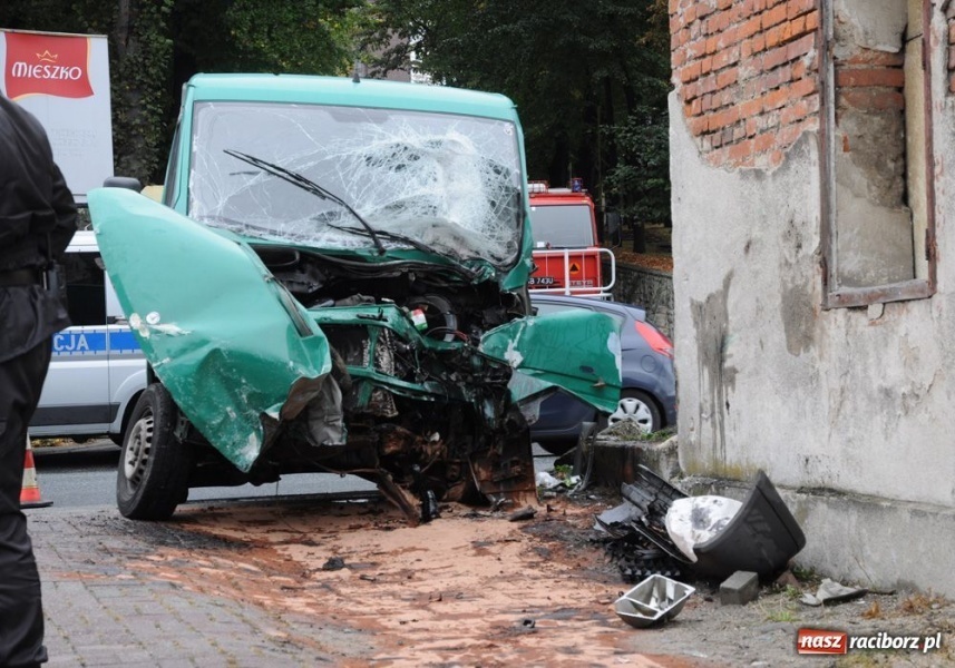 Zdjęcie w galerii na portalu naszraciborz.pl: Kierowca sprintera nie wyrobił na zakręcie wiadomości z regionu