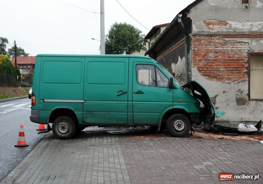 Zdjęcie w galerii na portalu naszraciborz.pl: Kierowca sprintera nie wyrobił na zakręcie wiadomości z regionu
