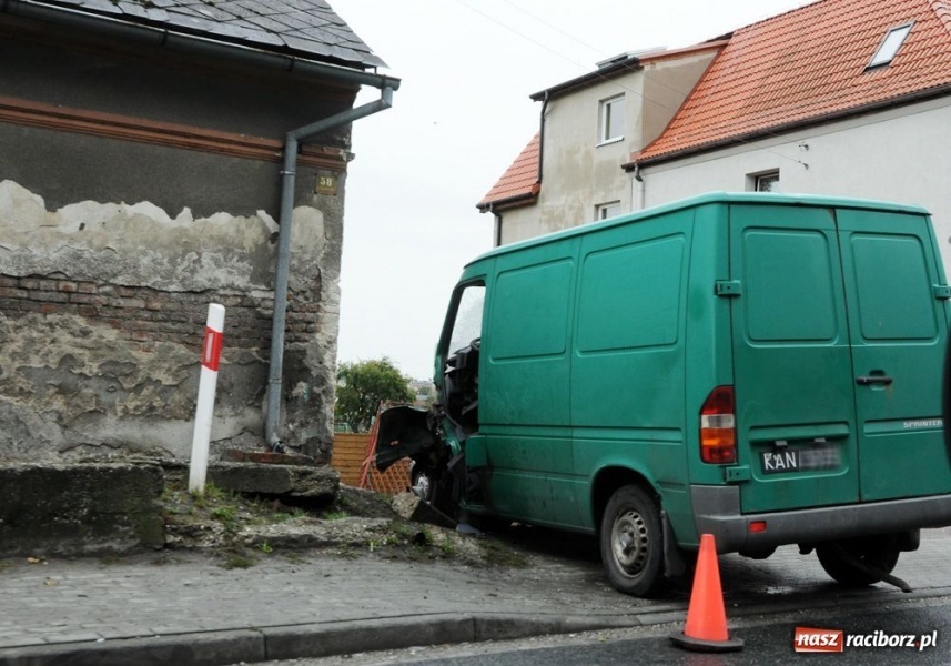 Zdjęcie w galerii na portalu naszraciborz.pl: Kierowca sprintera nie wyrobił na zakręcie wiadomości z regionu