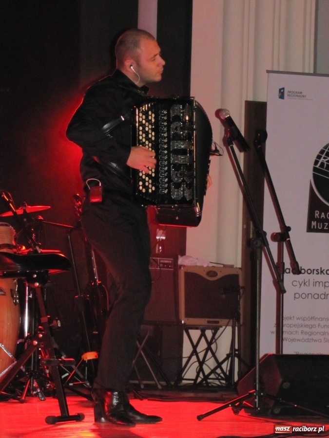 Zdjęcie w galerii na portalu naszraciborz.pl: Marcin Wyrostek zagrał w Raciborzu... wiadomości z regionu