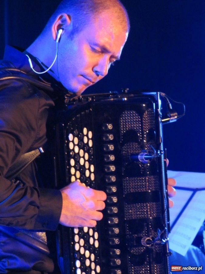 Zdjęcie w galerii na portalu naszraciborz.pl: Marcin Wyrostek zagrał w Raciborzu... wiadomości z regionu