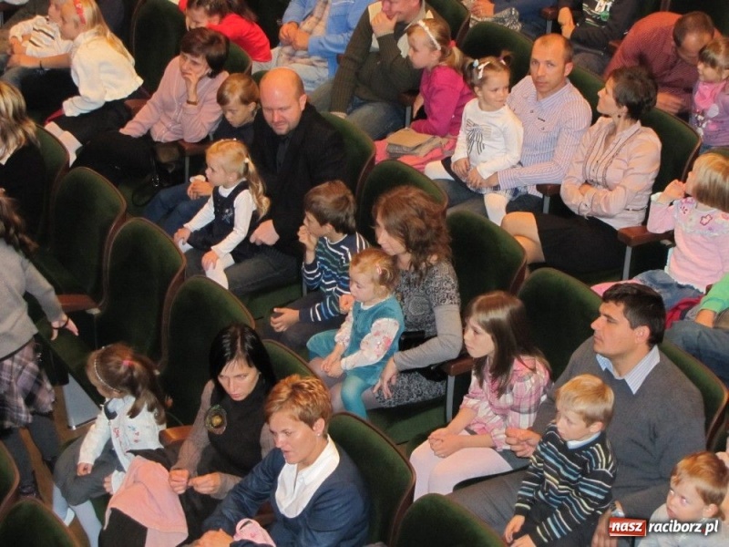 Zdjęcie w galerii na portalu naszraciborz.pl: Zaczarowany kot czarował w RCK wiadomości z regionu