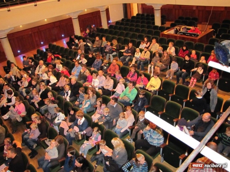 Zdjęcie w galerii na portalu naszraciborz.pl: Zaczarowany kot czarował w RCK wiadomości z regionu