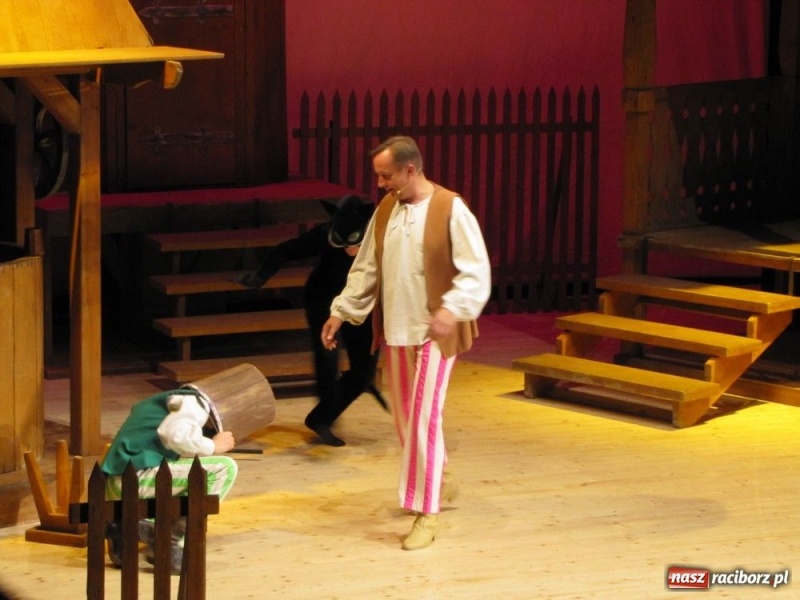 Zdjęcie w galerii na portalu naszraciborz.pl: Zaczarowany kot czarował w RCK wiadomości z regionu