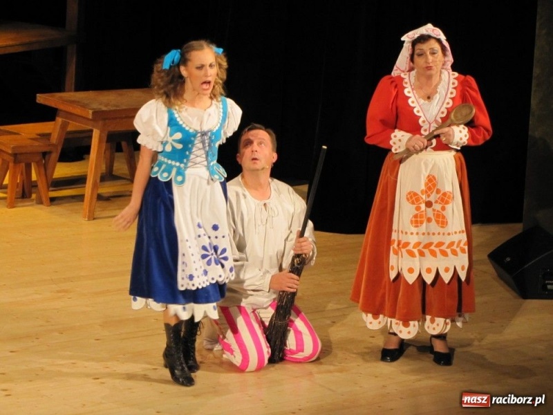 Zdjęcie w galerii na portalu naszraciborz.pl: Zaczarowany kot czarował w RCK wiadomości z regionu