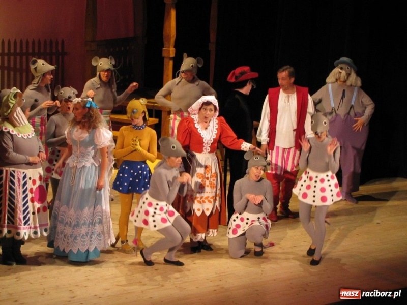 Zdjęcie w galerii na portalu naszraciborz.pl: Zaczarowany kot czarował w RCK wiadomości z regionu