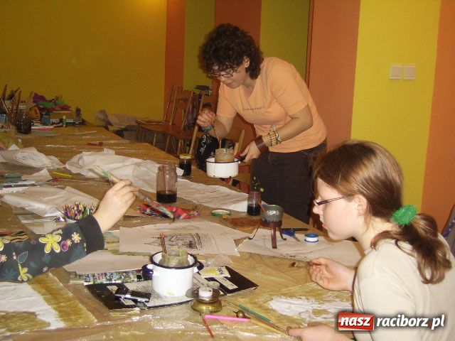 Zdjęcie w galerii na portalu naszraciborz.pl: Warsztaty batiku wiadomości z regionu