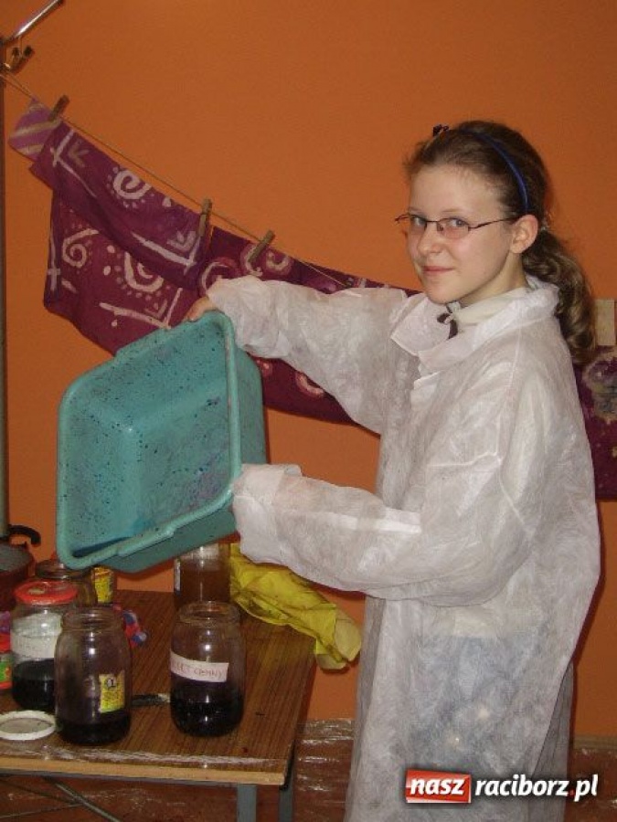 Zdjęcie w galerii na portalu naszraciborz.pl: Warsztaty batiku wiadomości z regionu