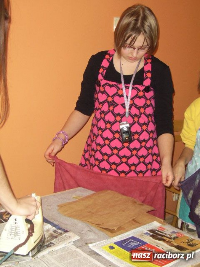 Zdjęcie w galerii na portalu naszraciborz.pl: Warsztaty batiku wiadomości z regionu