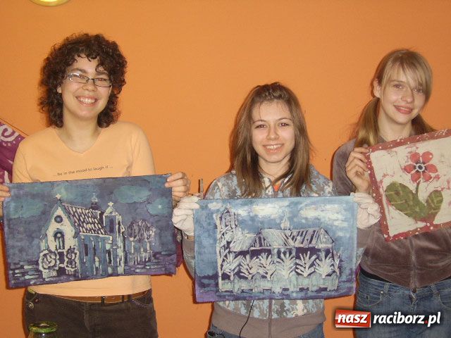 Zdjęcie w galerii na portalu naszraciborz.pl: Warsztaty batiku wiadomości z regionu