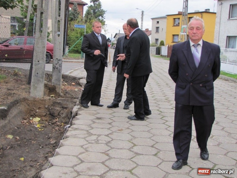 Zdjęcie w galerii na portalu naszraciborz.pl: W Borucinie chodnik sobie a muzom? wiadomości z regionu