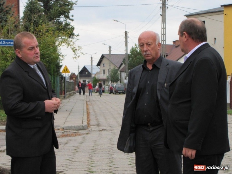 Zdjęcie w galerii na portalu naszraciborz.pl: W Borucinie chodnik sobie a muzom? wiadomości z regionu