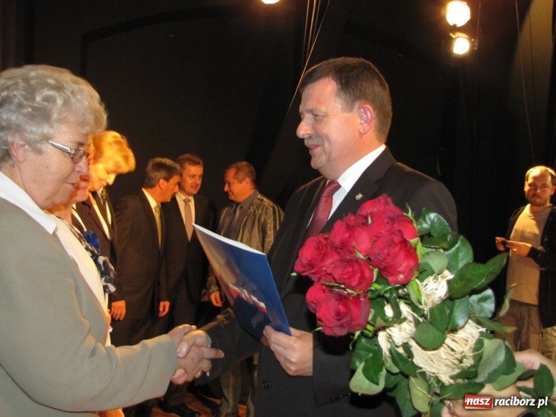 Zdjęcie w galerii na portalu naszraciborz.pl: Starosta wręczył nauczycielskie nagrody wiadomości z regionu
