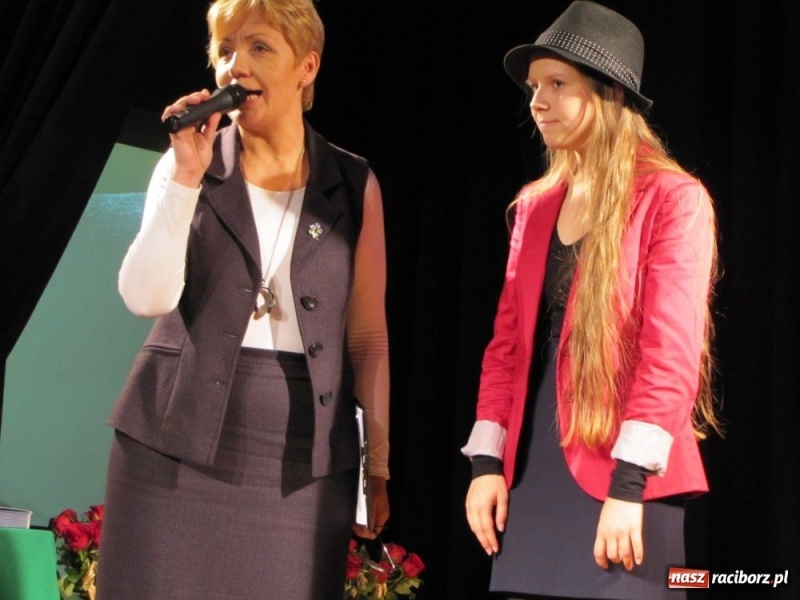 Zdjęcie w galerii na portalu naszraciborz.pl: Starosta wręczył nauczycielskie nagrody wiadomości z regionu