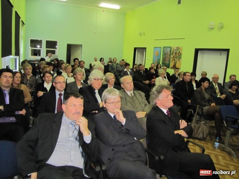 Zdjęcie w galerii na portalu naszraciborz.pl: Starosta wręczył nauczycielskie nagrody wiadomości z regionu