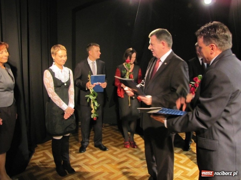 Zdjęcie w galerii na portalu naszraciborz.pl: Starosta wręczył nauczycielskie nagrody wiadomości z regionu