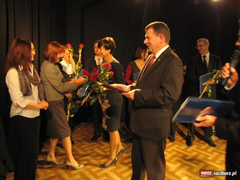 Zdjęcie w galerii na portalu naszraciborz.pl: Starosta wręczył nauczycielskie nagrody wiadomości z regionu
