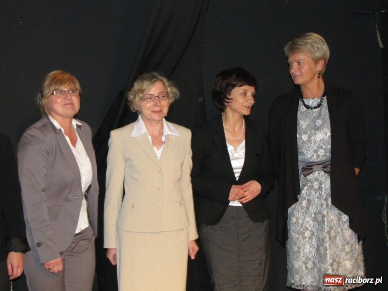 Zdjęcie w galerii na portalu naszraciborz.pl: Starosta wręczył nauczycielskie nagrody wiadomości z regionu