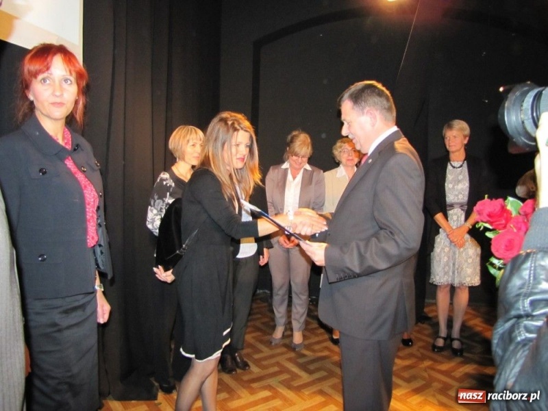 Zdjęcie w galerii na portalu naszraciborz.pl: Starosta wręczył nauczycielskie nagrody wiadomości z regionu