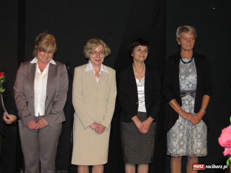 Zdjęcie w galerii na portalu naszraciborz.pl: Starosta wręczył nauczycielskie nagrody wiadomości z regionu