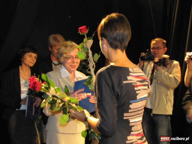 Zdjęcie w galerii na portalu naszraciborz.pl: Starosta wręczył nauczycielskie nagrody wiadomości z regionu