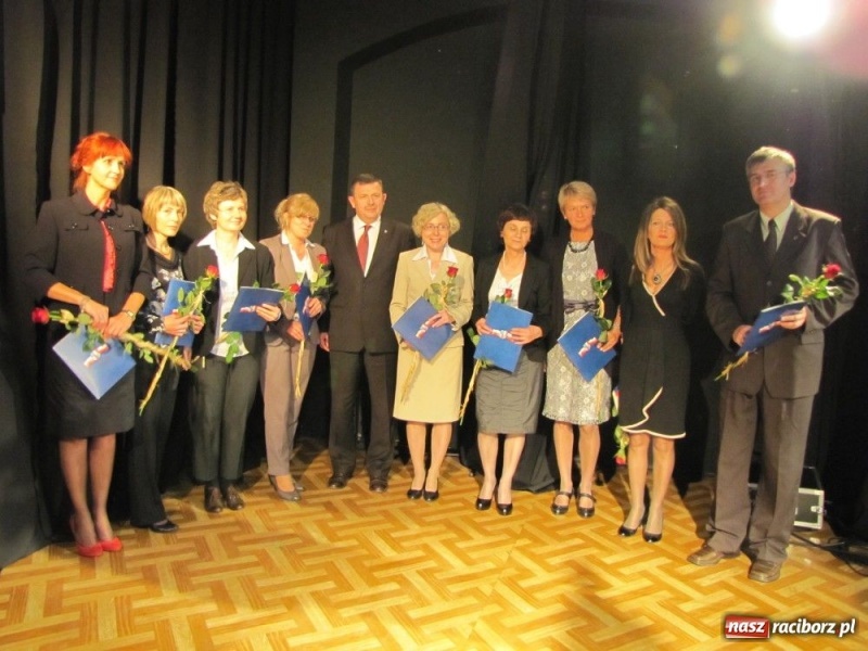Zdjęcie w galerii na portalu naszraciborz.pl: Starosta wręczył nauczycielskie nagrody wiadomości z regionu