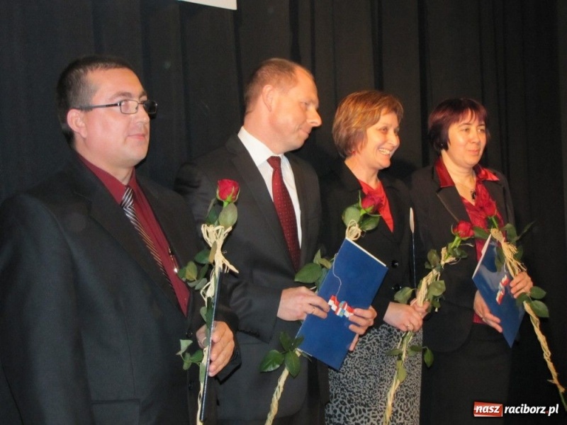 Zdjęcie w galerii na portalu naszraciborz.pl: Starosta wręczył nauczycielskie nagrody wiadomości z regionu