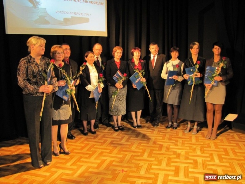 Zdjęcie w galerii na portalu naszraciborz.pl: Starosta wręczył nauczycielskie nagrody wiadomości z regionu